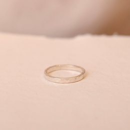 Hammered Hand Formed Stacking Ring aus recyceltem Silber