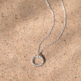 Entwined Circle Pendant Necklace - Kette aus recyceltem Silber