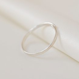 Minimal Long Line Stacking Ring aus recyceltem Silber