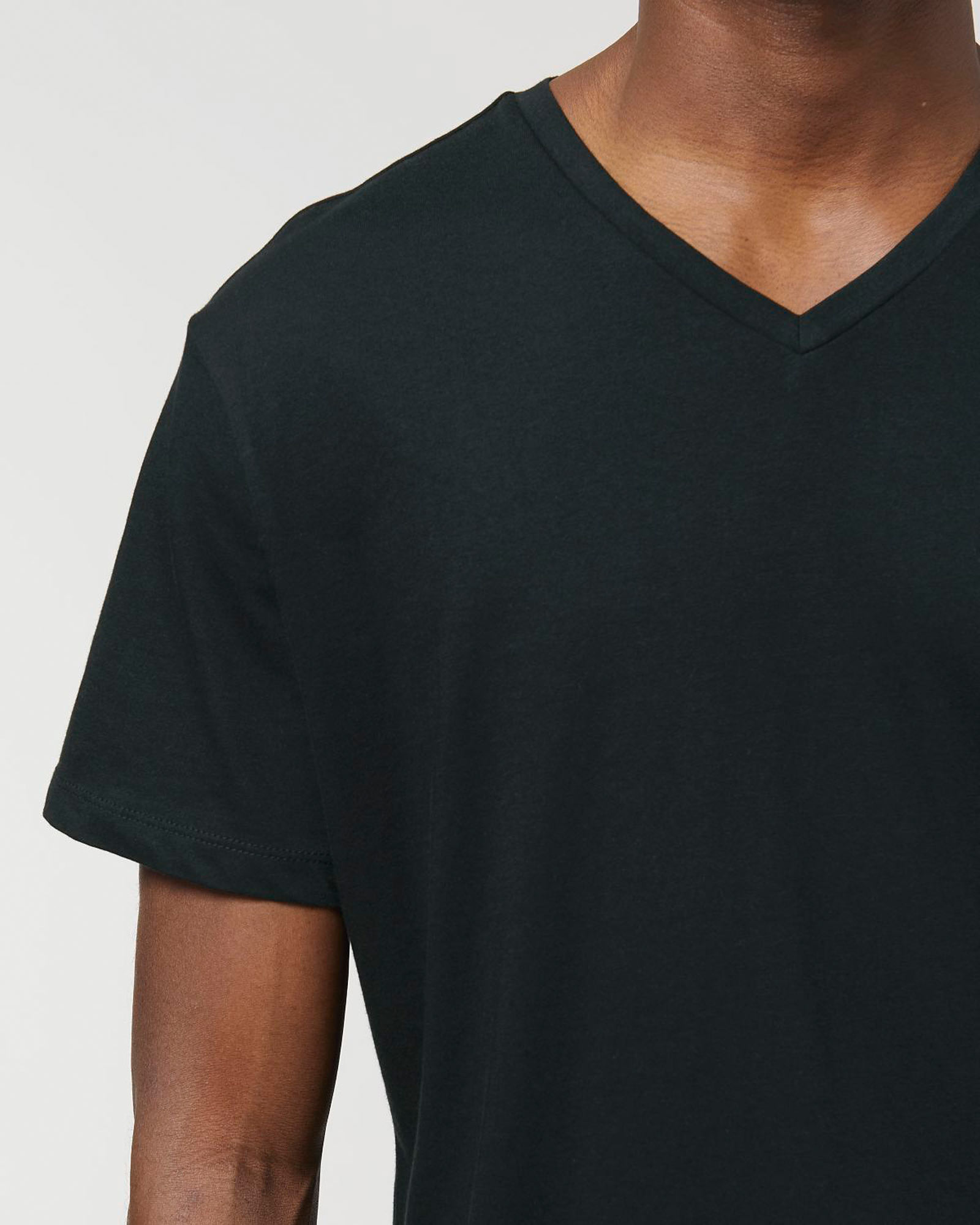 T-Shirt Basic mit V-Ausschnitt - ökofair Schwarzes